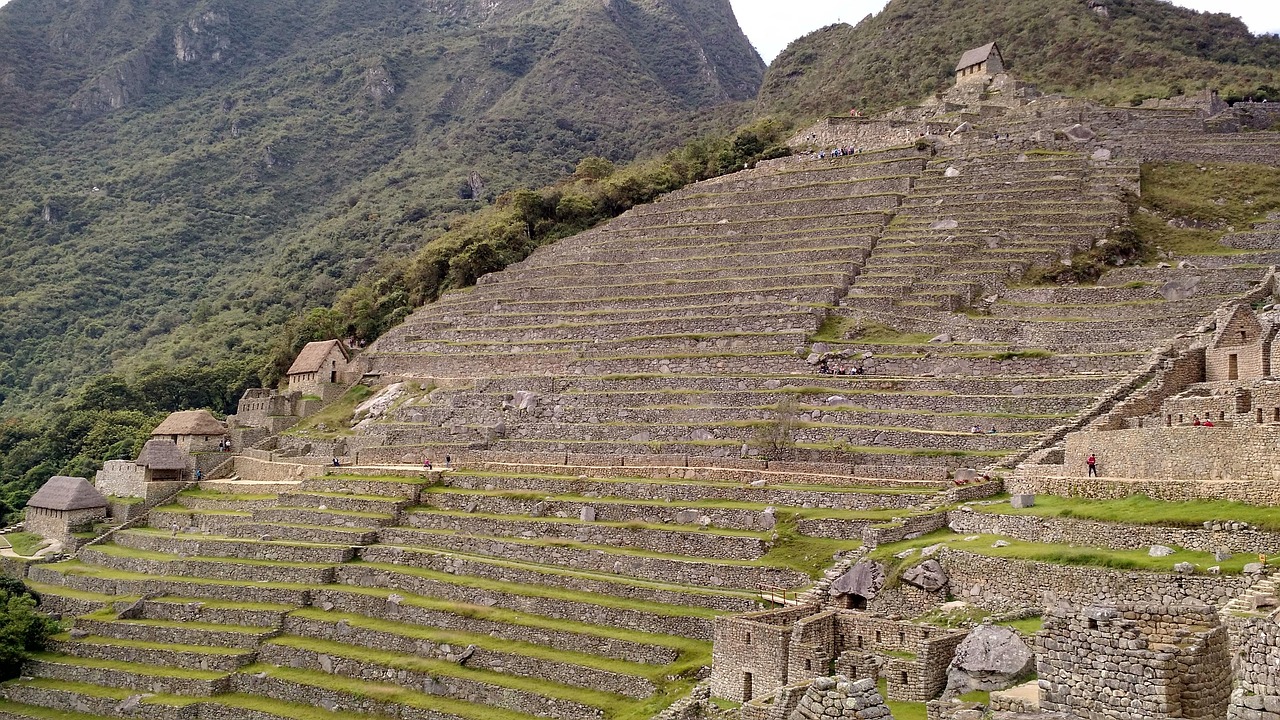  Machu Picchu  es una ciudadela inca del siglo XV ubicada en la Cordillera Oriental del sur del Perú , sobre una cresta montañosa a 2430 metros (7970 pies). Conocida a menudo como la «Ciudad Perdida de los Incas»,  es el ícono más conocido del Imperio Inca . Se ubica en el distrito de Machu Picchu, en la provincia de Urubamba [ 11 ] sobre el Valle Sagrado , a 80 kilómetros (50 millas) al noroeste de la ciudad de Cusco . El río Urubamba fluye a su lado, atravesando la Cordillera y creando un cañón con un clima subtropical de montaña.